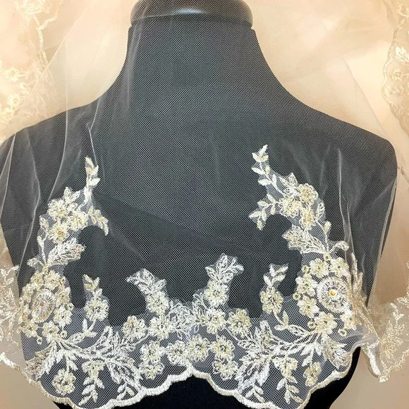 Scalloped Edge Lace Bridal Veil - Picture 5 of 16